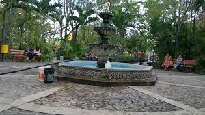 Somoto Central Park, located in the Department of Madriz, Nicaragua, is a cozy place with free Wi-Fi and a quiet environment for activities such as chatting, reading and enjoying the cool weather.