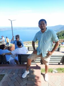 Person posing with the view of the Laguna de Apoyo in Masaya.